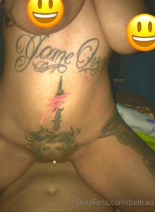 Olha o piercing do meu grelinho dando oi no meio da foda