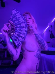 Found this cool fan so ofc had to take hoe pics with it part 1