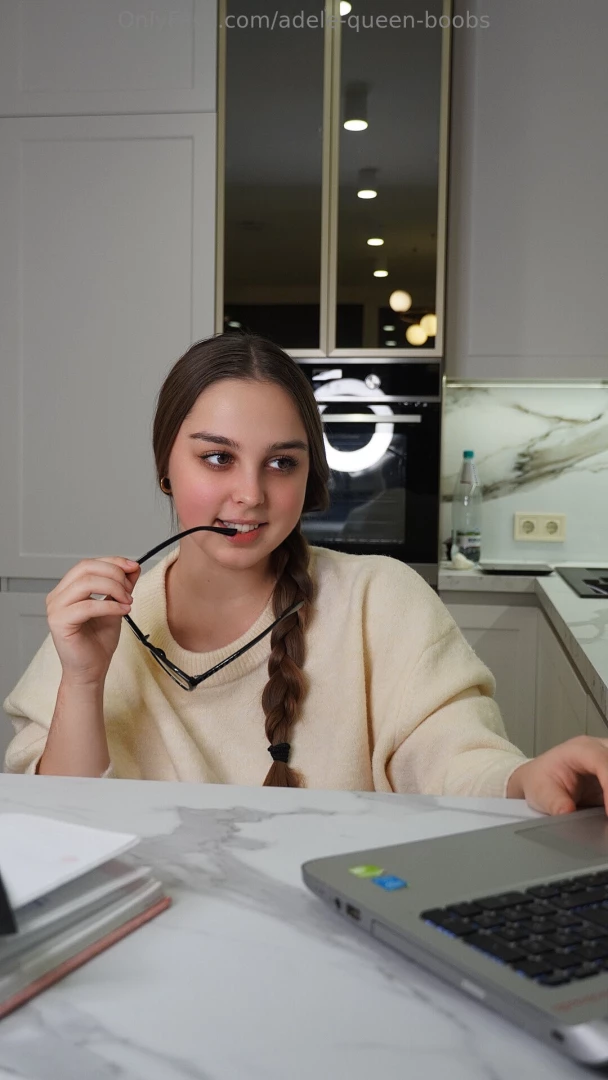 When you re working on your laptop and suddenly start daydreaming 