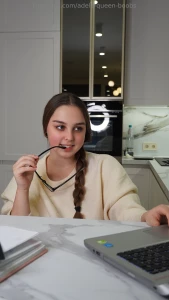 When you re working on your laptop and suddenly start daydreaming