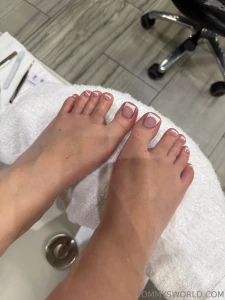 Got my toes nice and pretty now suck them