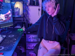 The full gamer set has now been posted two photo sets and one long part 1