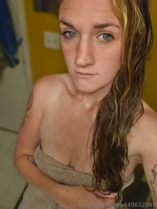 Mmm fresh out of the shower i m wet