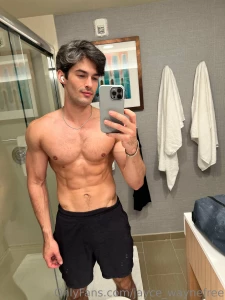 The shoulder to waist ratio has really developed the past few weeks