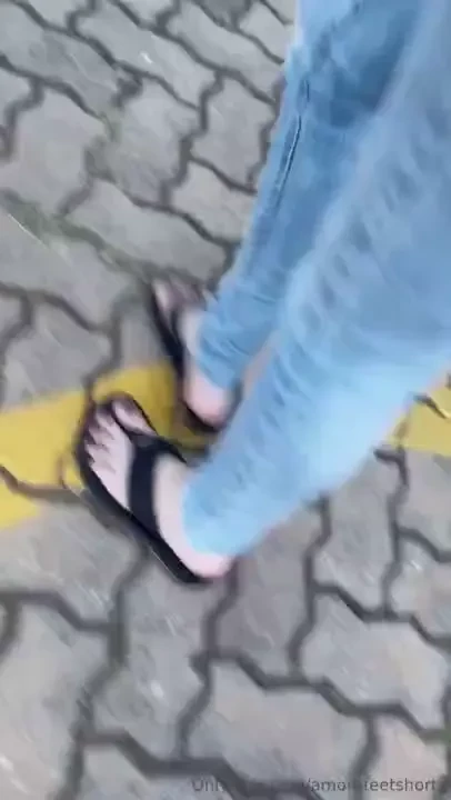 Meus pezinhos suados fazendo barulho na sand lia de borracha 