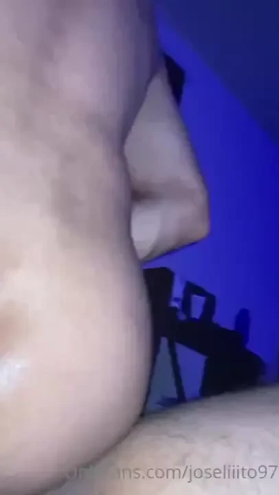 Caminando en por la plaza un vato me miro se agarro la verga me le 