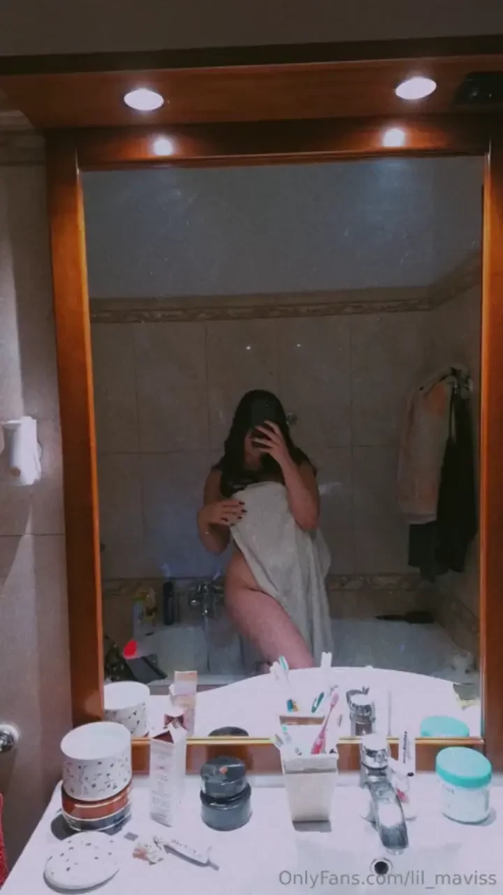 Mi fai compagnia in bagno mentre mi cambio 