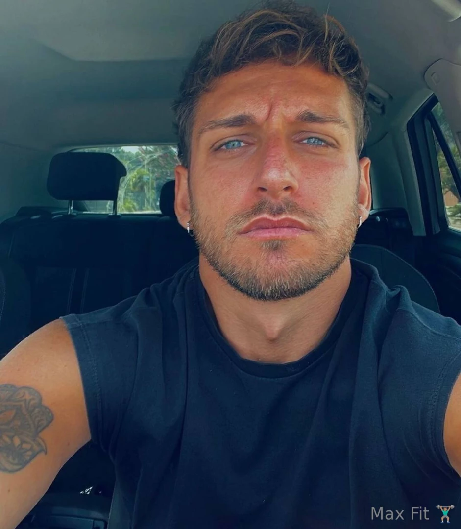 Andreaa9466 andreaa9466 follow my sexy italian friend with big dick 