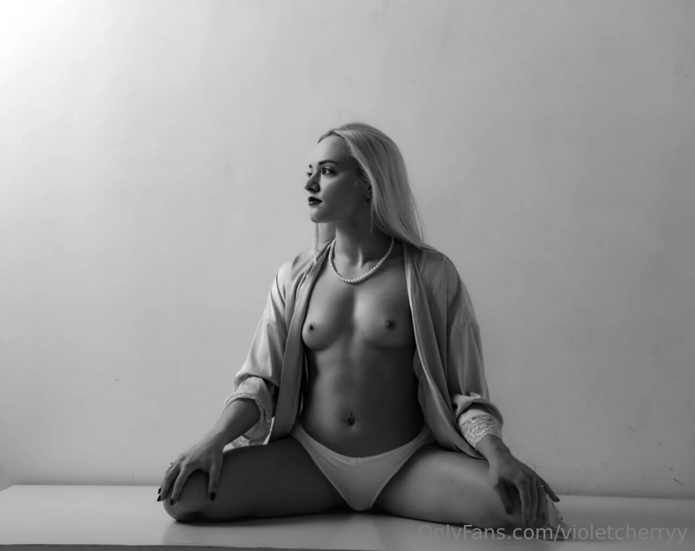 Kinky mommy lolly_jully_x is waiting for you at home doing housework 