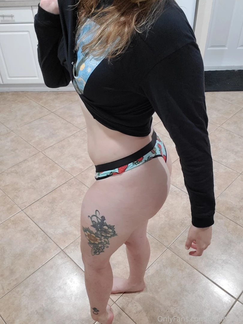 Pov you re the giant woman and i m jus tryin to show off the goods to 