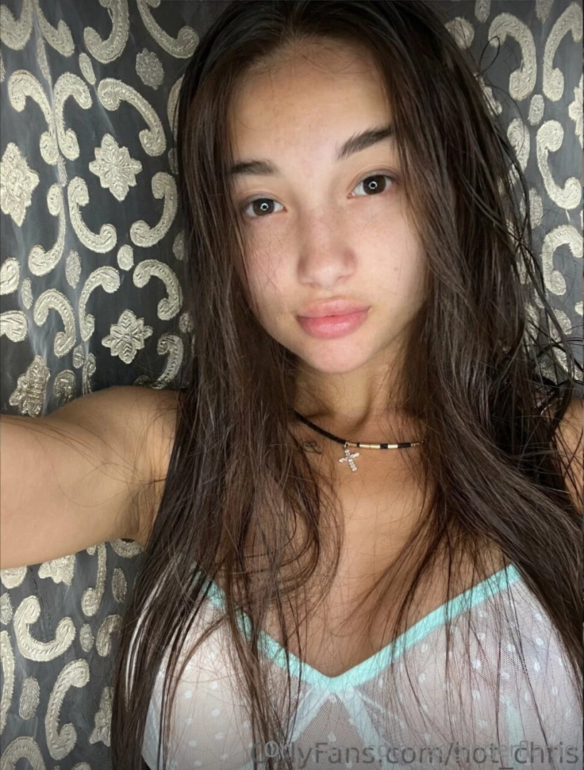 Want to see this hot hot_chris fuck her pussy right in the car this part 342 