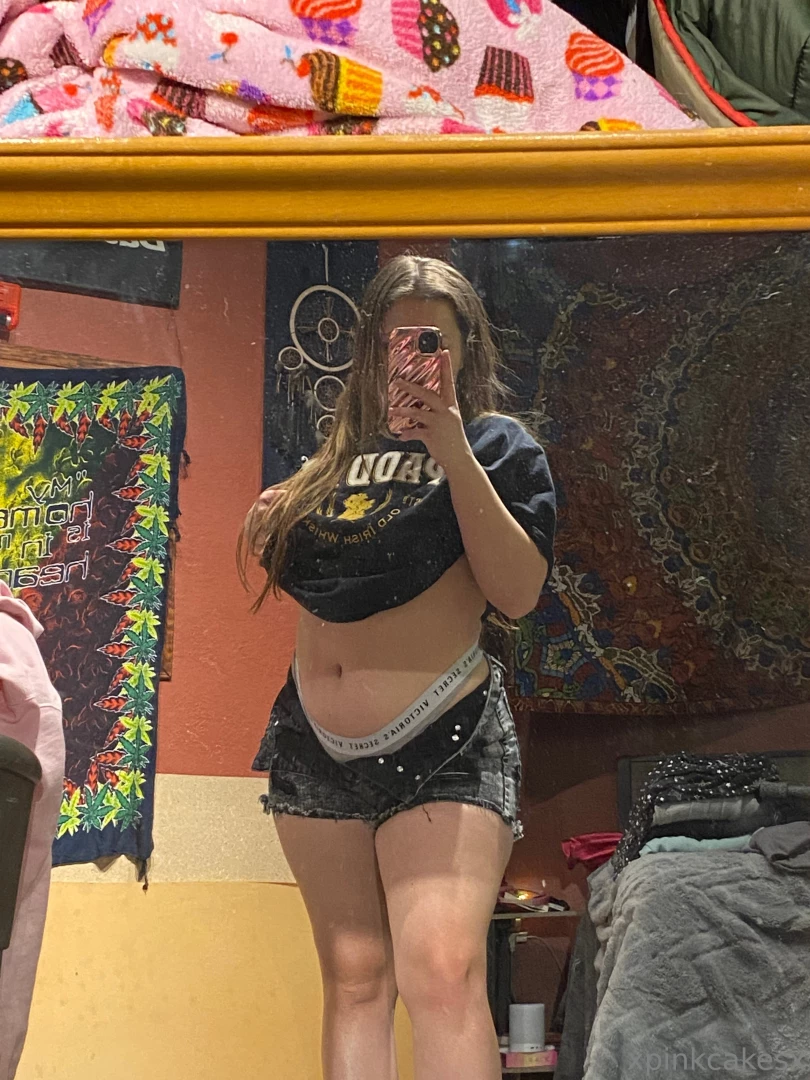 xpinkcakesx - My hips in these shorts 