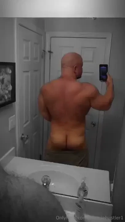 Some cheeky flexxing 