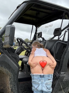 Sending a bunch of these pussy spread pics and vids out