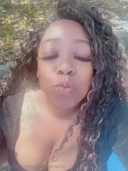 Hey baby hope you re having a good labor day would you kiss me am i 