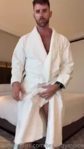 As soon as i got to my hotel i needed to blow my load