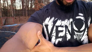 Didn t know this shirt would fit like that thick but hanging off the part 2