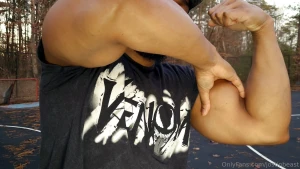 Didn t know this shirt would fit like that thick but hanging off the part 4