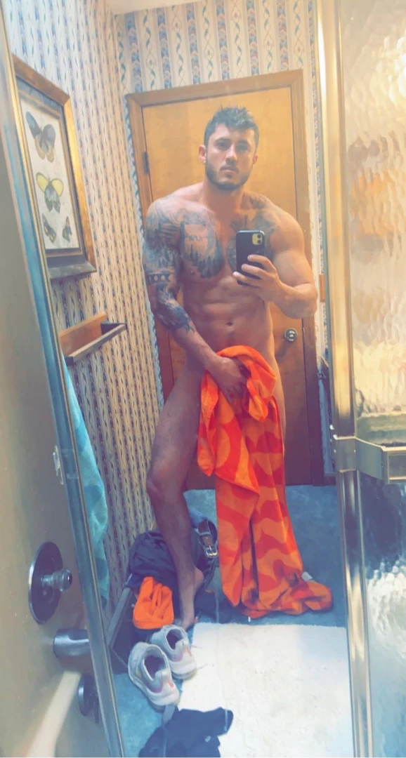 Who ever tips 25 gets a free nude of there choice 