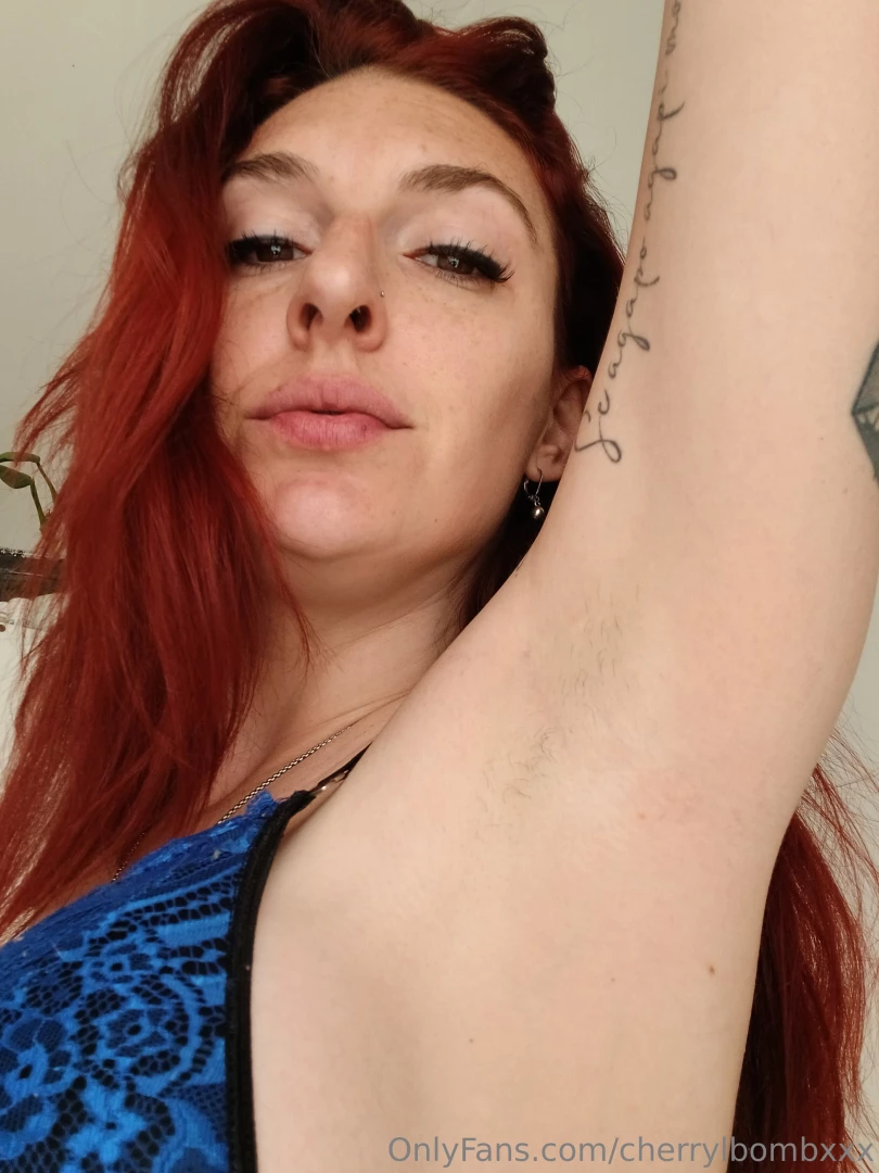 Cute hairy armpits to rub your face 