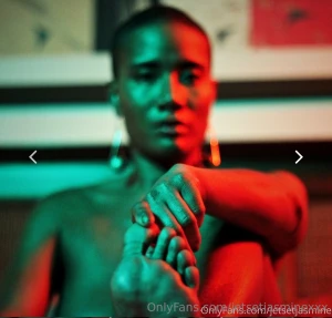 How about a kiss for jasmine s toe and by kiss i mean a tip i got a