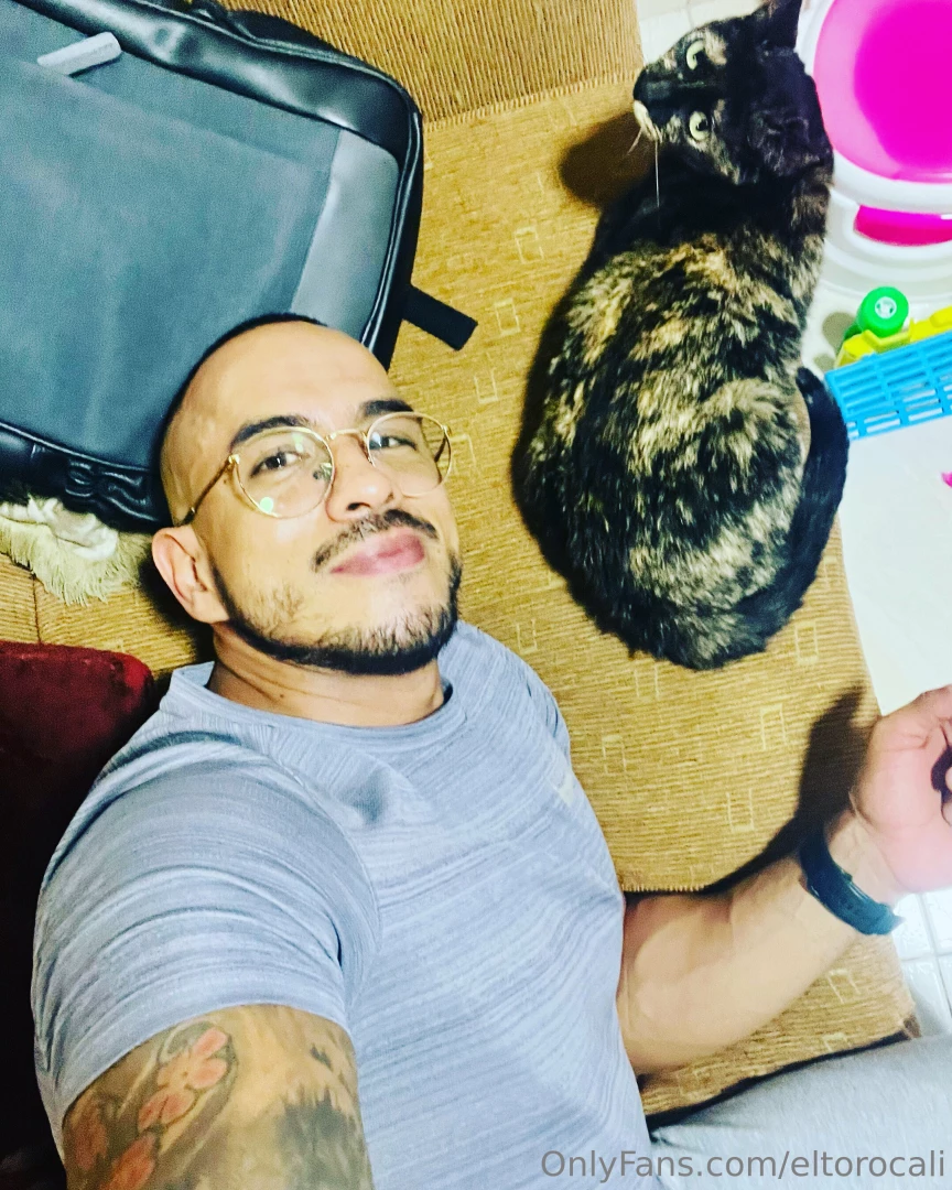 Feliz inicio de semana besos y nalgadas para todos y todas por si hay 