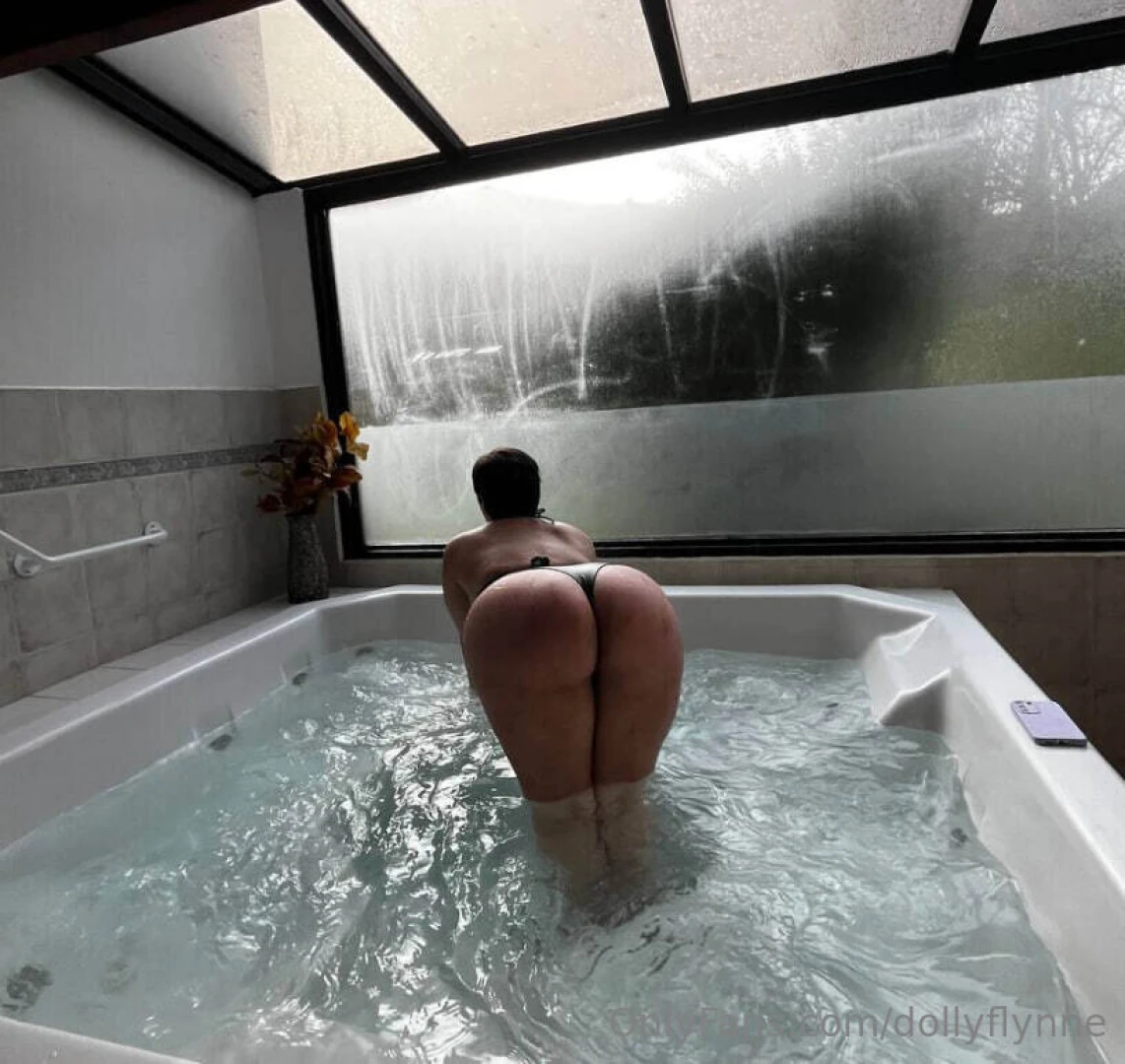 Throwback to this gorgeous hot tub and all the fun i had in it idk if 