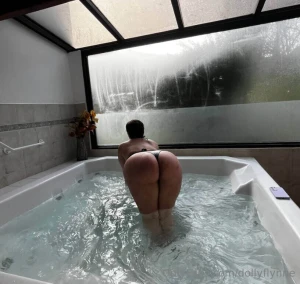 Throwback to this gorgeous hot tub and all the fun i had in it idk if