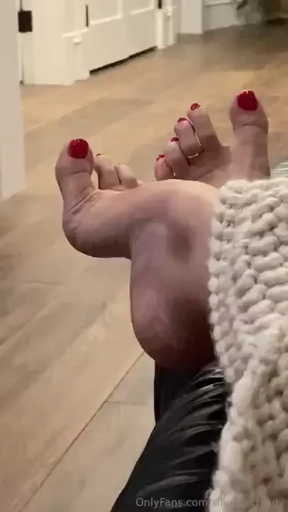 Who wants to come under the covers with me curvyfeet archesfeet part 3 