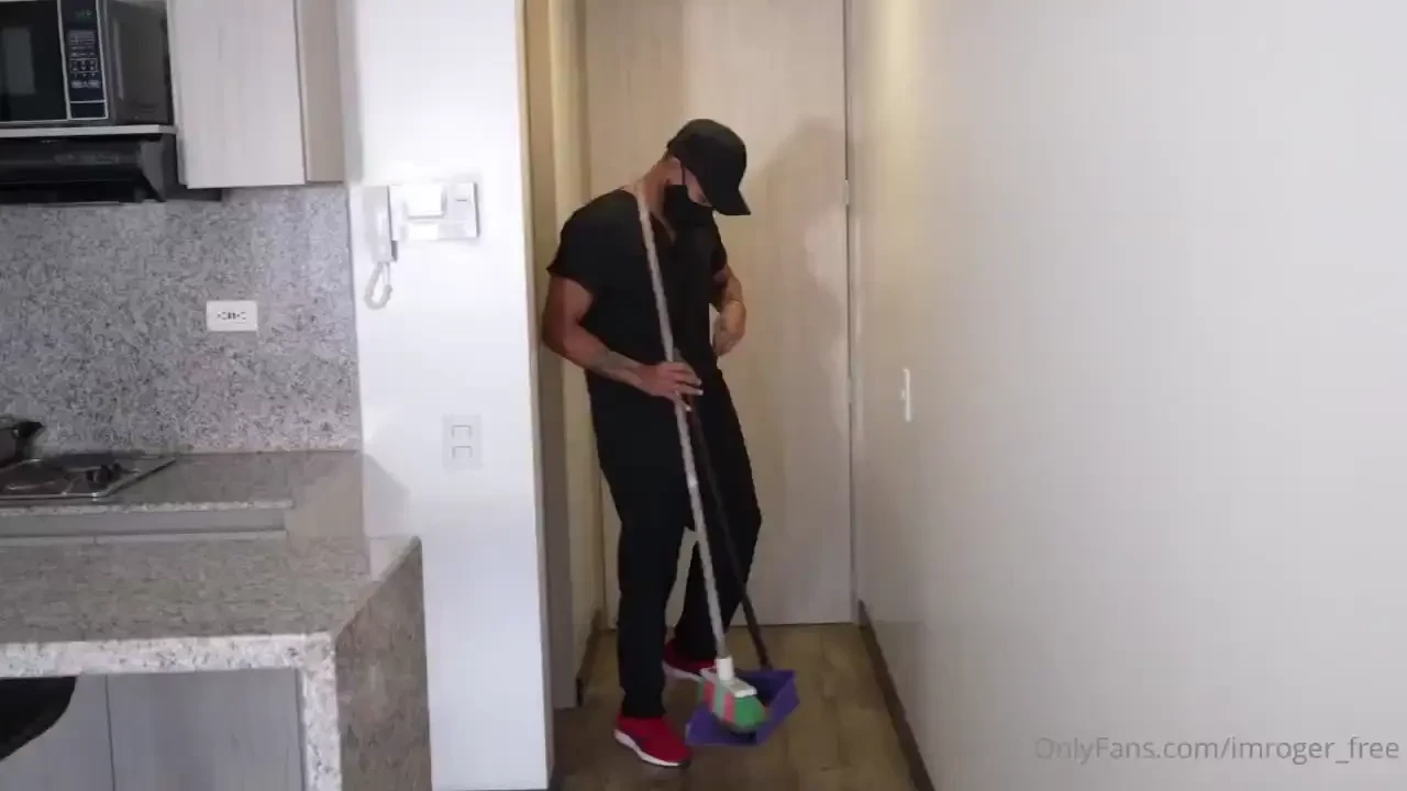 Kleiocoxxx entered my hotel room to do the cleaning service seeing me part 1 