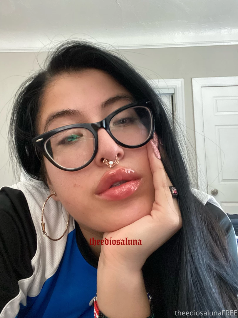 luna4free - Big juicy lips part 1 