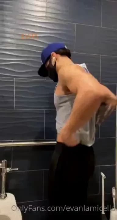 Mid gym session sweaty booty vid 