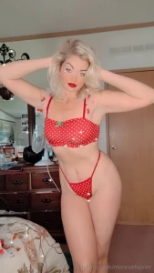 Cum check out antoinettelouiseofficial so hot rn