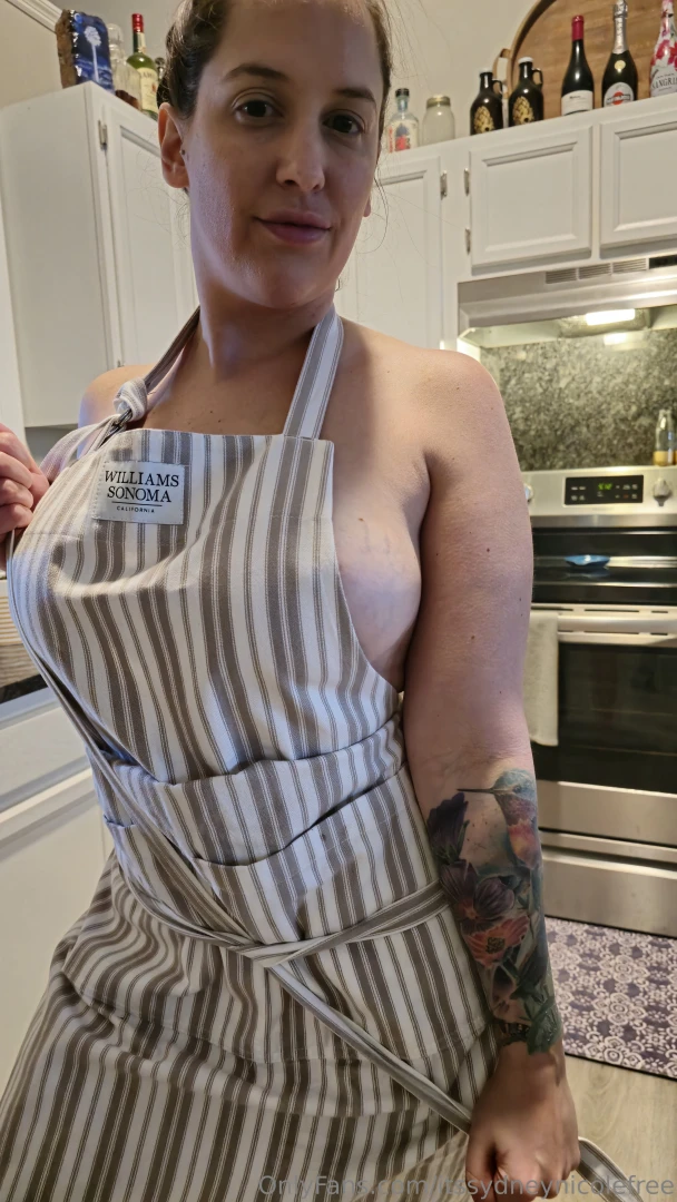 Cooking up some naughty treats on my vip page sydneynicolevip 