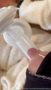 The way the pump pulls my nipples in milky breastmilk fetish engorged