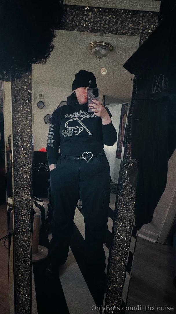 I didnt mosh much tonight because cramps got me like a bitch still part 1 