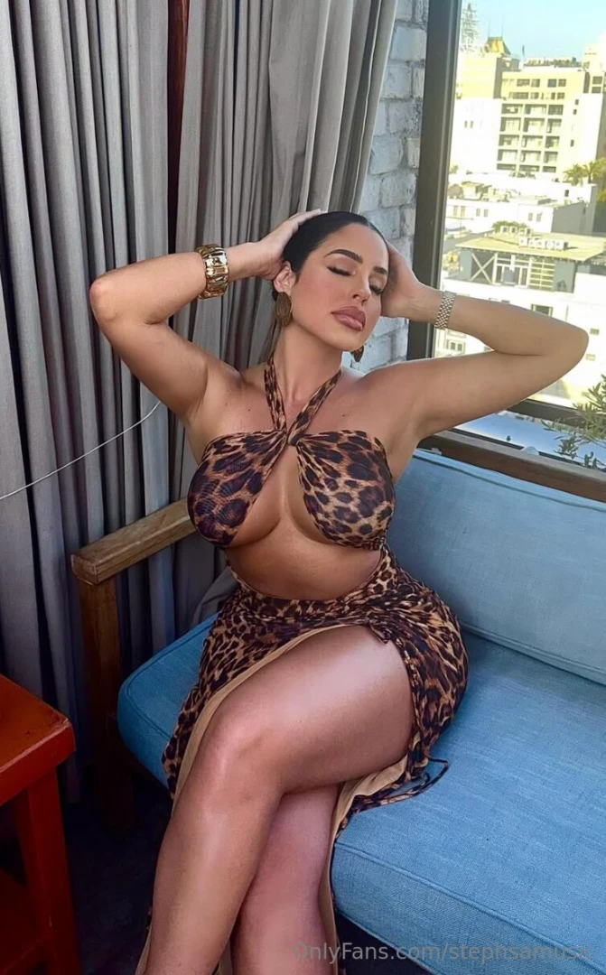 Just sitting pretty and waiting for you to dm me 