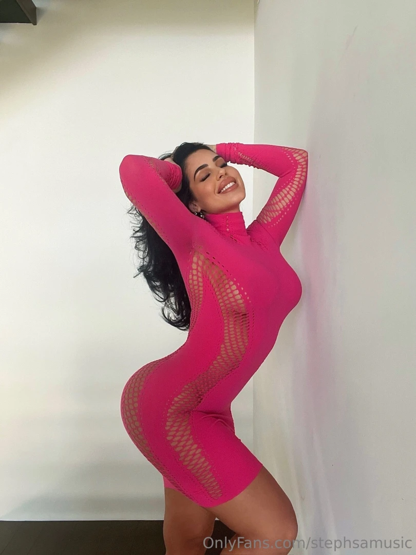 Enjoy my curves including my smile 