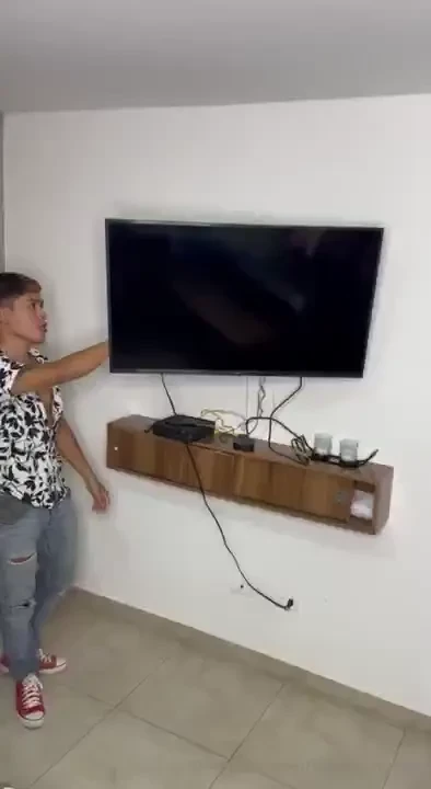 Fui a repararle el televisor y termin parti ndome el culo 