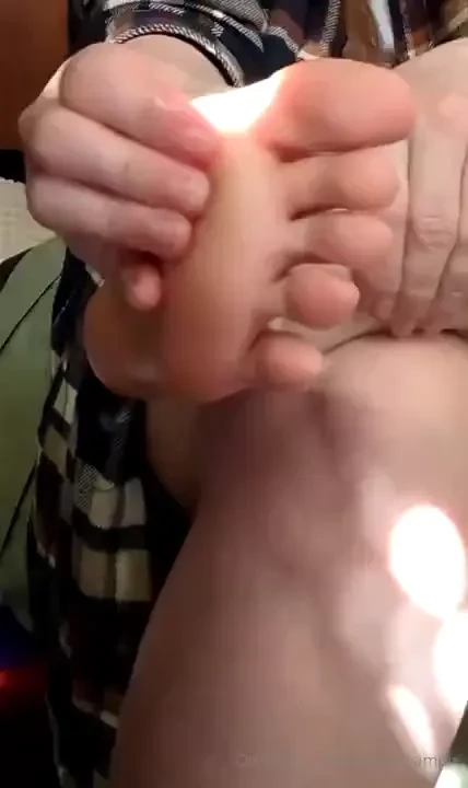 Moisturizing before i paint my nails tonight - who wants to give me a 
