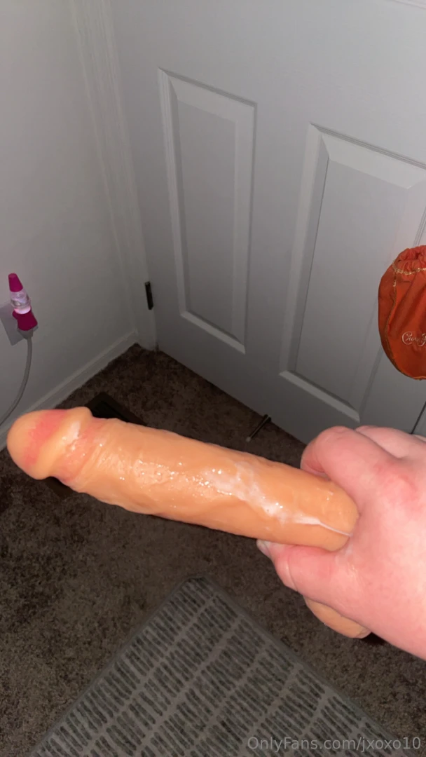 Look how good i just creamed on this huge dildo also if anyone wants part 1 