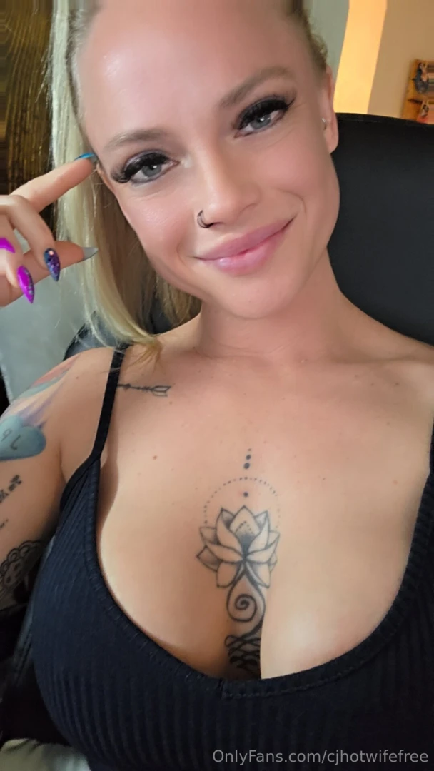 I just filmed something too hot for my feed who wants a sneak peek dm 