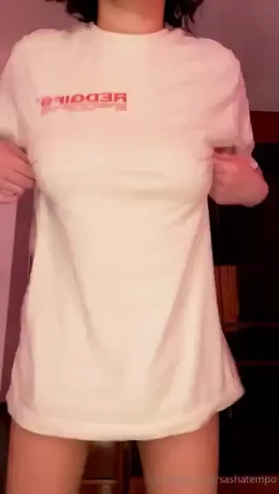 4 min long pijama t-shirt striptease amp naked twerking a little 