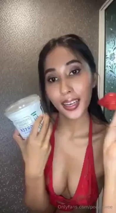 Make strawberrie smoothie with me i need help with putting the cream 