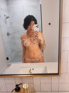 I like little gifts which would be appropriate for this outfit