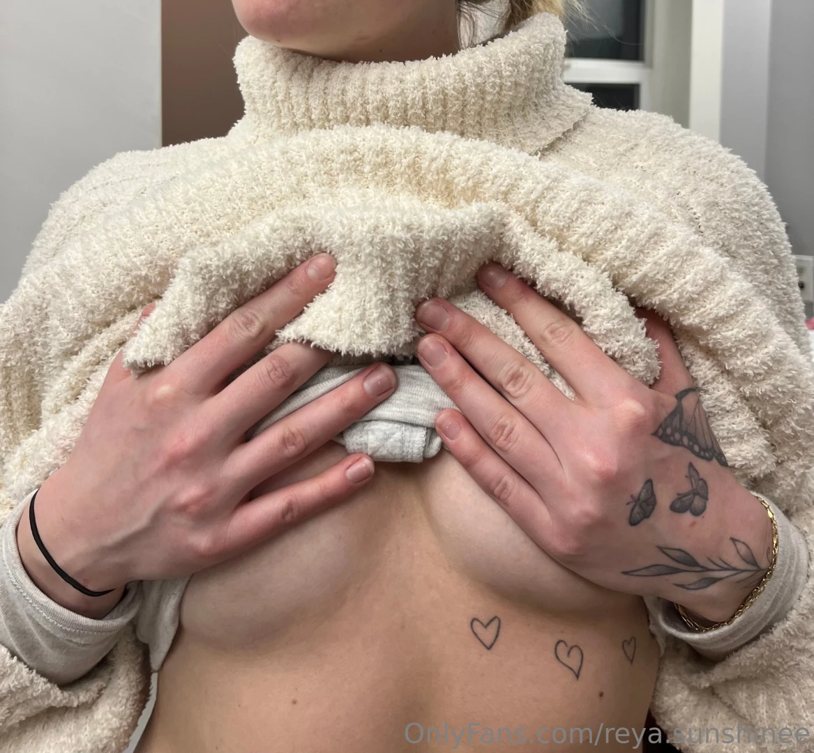 Who else likes a little cleavage tease 