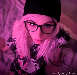 I aaammmmm baaaacckkkk 3 bombard me with messages pleeease oh and i part 1