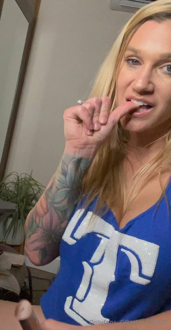 Craving something to eat dm me if you have a suggestion babe 