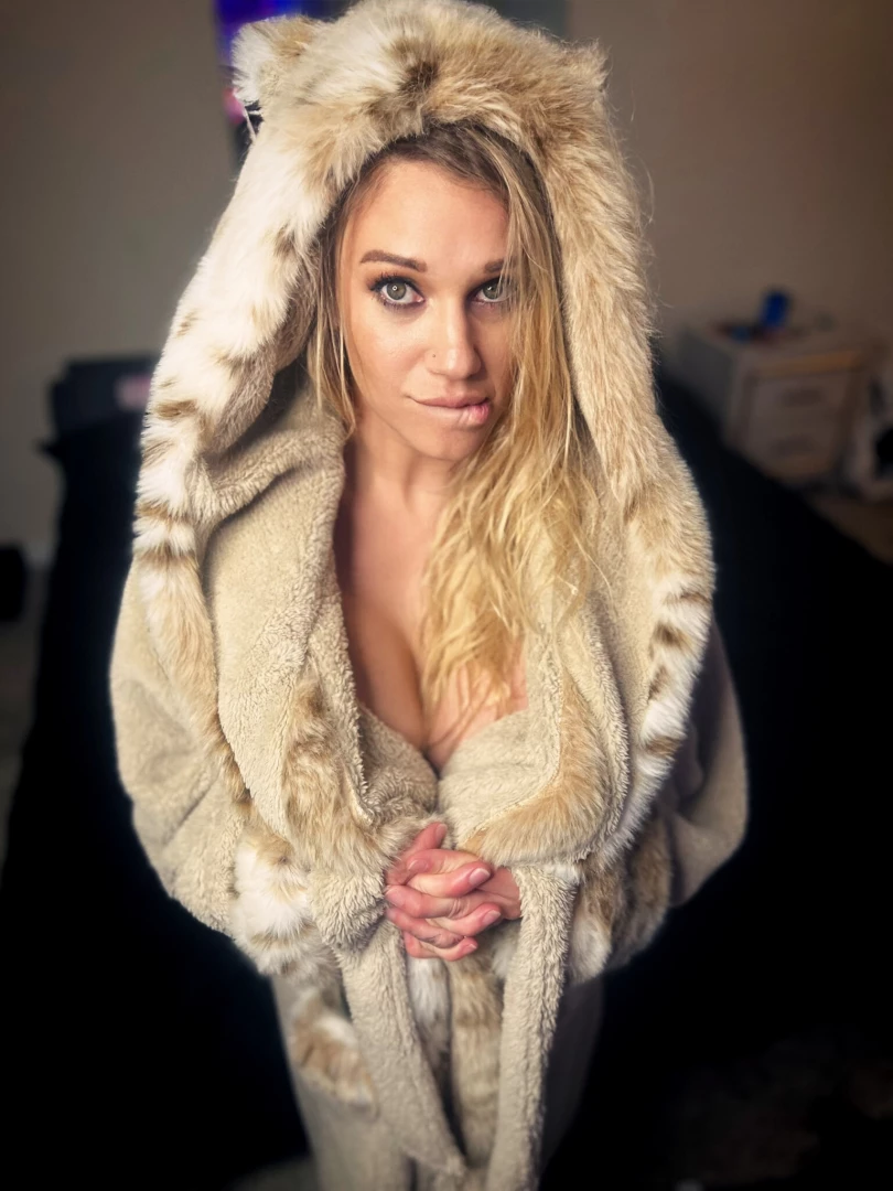 I feel so cold does anyone want to help me warm up 