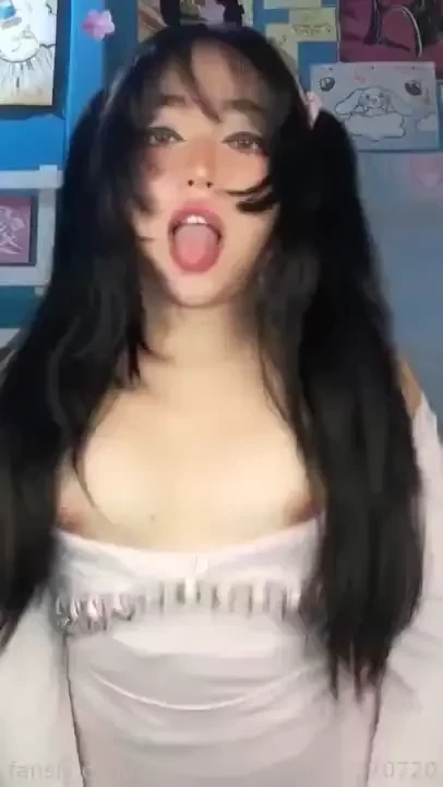 Oh mi lengua sale involuntariamente cuando comienzo a brincar as me 
